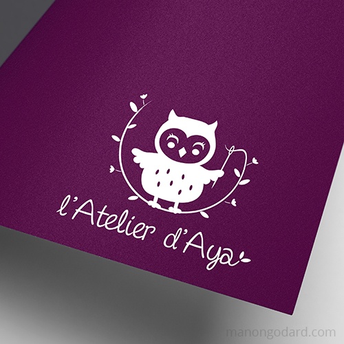 Logo de L'Atelier d'Aya, créatrice textile - Zéro-déchet, écologie, créations artisanales - Logo chouette créé par Manon Godard, graphiste et webdesigner pour les entrepreneuses